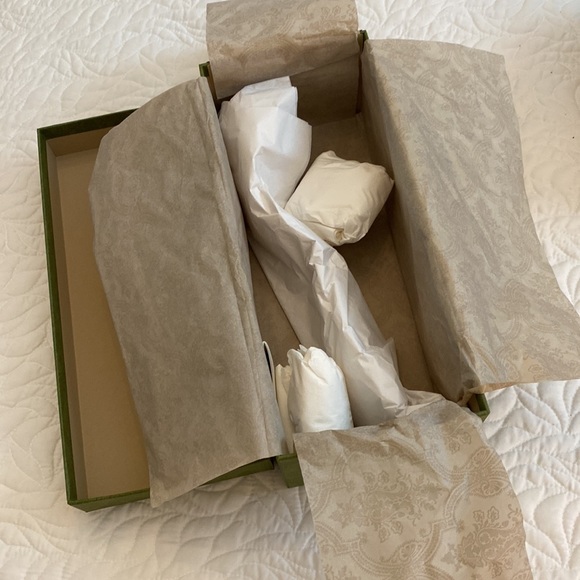 Gucci iconic green shoe gift box with tissue paper, sandal inserts & booklet - Picture 3 of 6